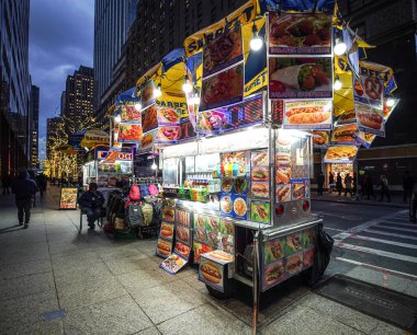 NEW YORK - 5 ARALIK 2019: Manhattan 'da sokak yemekleri satıcısı. Şehir tarafından lisanslı yaklaşık 4 bin tane seyyar yiyecek satıcısı var. 