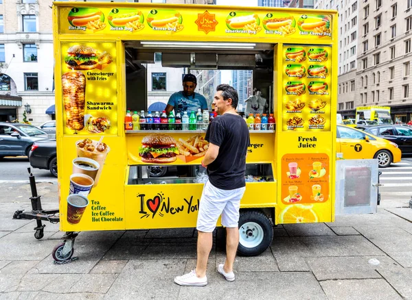 New York Lipiec 2019 Street Food Vendor Cart Manhattan Istnieje — Zdjęcie stockowe