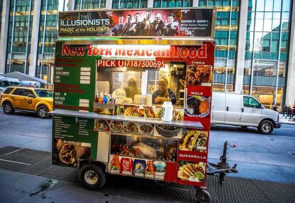 New York Grudzień 2019 Street Food Vendor Cart Manhattan Istnieje — Zdjęcie stockowe