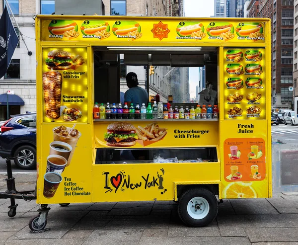 New York Lipiec 2019 Street Food Vendor Cart Manhattan Istnieje — Zdjęcie stockowe