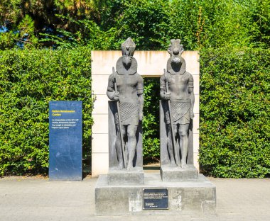 HAMILTON, NEW ZEALAND - 10 Şubat 2019: Hamilton Gardens 'daki Mısır Heykelleri. Yeni Zelanda 'nın en popüler ziyaretçi çekimleri arasında 1 milyondan fazla kişi çekiyor ve her yıl 2000' den fazla etkinlik düzenleniyor.