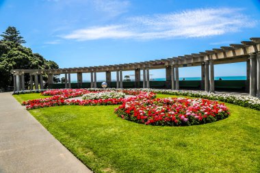 NAPIER, NEW ZEALAND 29 HAZİRAN 2019: Napier, Yeni Zelanda 'daki Veronica Sunbay. Veronica Sun Bay, 3 Şubat 1931 'deki Hawke Körfezi depreminin anısına 1934' te kuruldu.