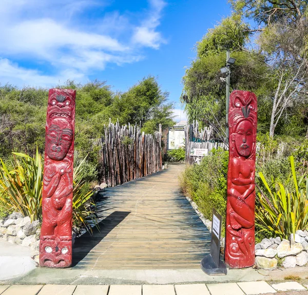 Rotorua Nueva Zelanda Febrero 2019 Tallados Maoríes Reserva Geotérmica Puerta —  Fotos de Stock