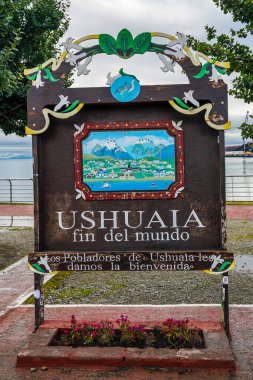 USHUAIA, ARGENTINA - 4 Şubat 2020: Ushuaia Fin Del Mundo (Dünyanın Sonu) imzası Ushuaia, Patagonya 'da. Dünyanın en güneydeki şehridir.