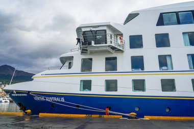 USHUAIA, ARGENTINA - 4 Şubat 2020: Ventus Australis keşif gemisi Ushuaia, Arjantin 'e yanaştı. Dünyanın en güneydeki şehridir..