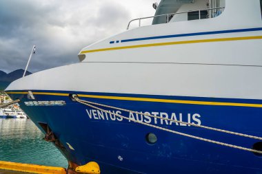 USHUAIA, ARGENTINA - 4 Şubat 2020: Ventus Australis keşif gemisi Ushuaia, Arjantin 'e yanaştı. Dünyanın en güneydeki şehridir..
