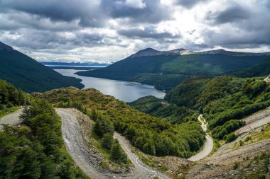 Arjantin, Tierra Del Fuego 'daki Paso Garibaldi' den Escondido Gölü manzarası. Ulusal Otoyol 3 'te yer alan Garibaldi' yi geçerek Escondido Gölü 'nün etrafını gözleyerek And Dağları' ndan geçer.