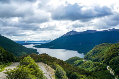 Arjantin, Tierra Del Fuego 'daki Paso Garibaldi' den Escondido Gölü manzarası. Ulusal Otoyol 3 'te yer alan Garibaldi' yi geçerek Escondido Gölü 'nün etrafını gözleyerek And Dağları' ndan geçer.