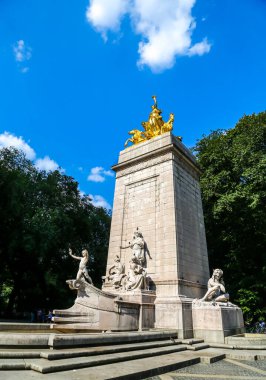 NEW YORK - 8 AĞUSTOS 2018: 1913 'te New York' taki Central Park 'ın güneybatı köşesinde inşa edilen USS Maine Anıtı.