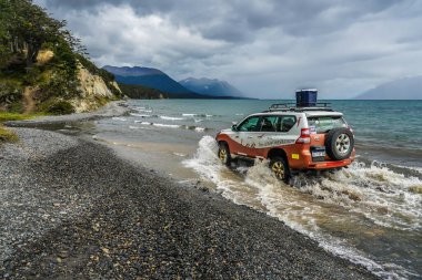 USHUAIA, ARGENTINA - 4 Şubat 2020: Arjantin Patagonya 'daki 4x4 araçla Fagnano Gölü' nde off-road macera yolculuğu