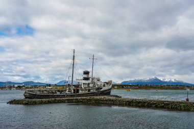 USHUAIA, ARGENTINA - 5 Şubat 2020 Ushuaia Limanı 'ndaki Aziz Christopher enkazı. Saint Christopher, 2. Dünya Savaşı 'nda İngiliz Kraliyet Donanması' nda görev yapmış Amerikan yapımı bir kurtarma aracı.