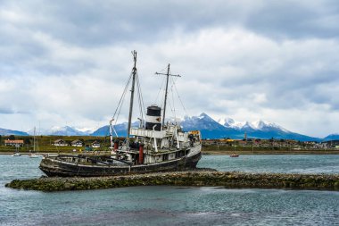 USHUAIA, ARGENTINA - 5 Şubat 2020 Ushuaia Limanı 'ndaki Aziz Christopher enkazı. Saint Christopher, 2. Dünya Savaşı 'nda İngiliz Kraliyet Donanması' nda görev yapmış Amerikan yapımı bir kurtarma aracı.