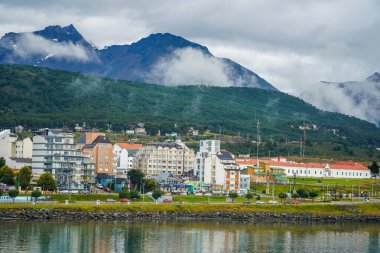 USHUAIA, ARGENTINA - 4 Şubat 2020: Ushuaia, Arjantin 'deki Picturesque Waterfront. Dünyanın en güneydeki şehridir..