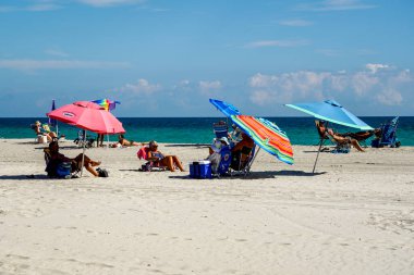 Hollywood Sahili, Floridalı 29 Ocak 2020, Güney Florida Hollywood Plajı. Plaj boyunca uzanan palmiye ağaçları ve tatil beldeleri Broward County 'de popüler bir turizm beldesi.