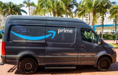 HALLANDALE BEACH, FLORIDA - 29 Ocak 2020: Hallandale Beach, Güney Florida 'da Amazon Teslimat Minibüsü. Hallandale Beach, Florida 'da Broward County' de bir şehirdir.