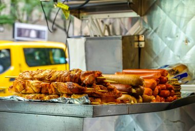 Bir yemek kamyonu New York 'ta ızgara şiş kebap ve sosisli servis ediyor.