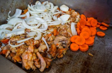 New York 'ta bir tezgahta havuçlu ve soğanlı kızarmış tavuk.