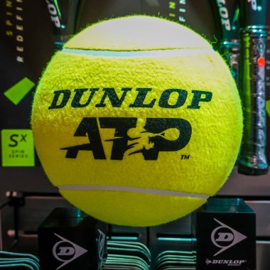 UNIONDALE, New York - 16 Şubat 2020: New York Açık tenis turnuvasında Dunlop tenis topu. Dunlop, ATP New York Açık tenis turnuvasının resmi bir topudur.