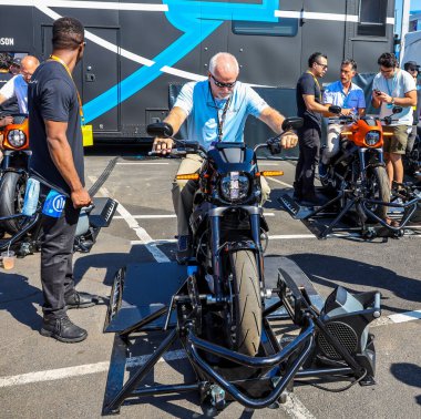 NEW YORK - 14 Temmuz 2019: Harley Davidson tüm elektrikli LiveWire motorunu Brooklyn 'de düzenlenen 2019 New York E-Prix FIA Formula E Dünya Şampiyonası' nda tanıttı.
