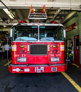 BrooKLYN, New York - 2 Mayıs 2015: Brooklyn, New York 'taki FDNY Merdiven Şirketi 169. FDNY dünyadaki en büyük itfaiye ve acil yardım şirketidir. 