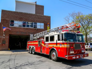 BrooKLYN, New York - 2 Mayıs 2015: Brooklyn, New York 'taki FDNY Merdiven Şirketi 169. FDNY dünyadaki en büyük itfaiye ve acil yardım şirketidir. 