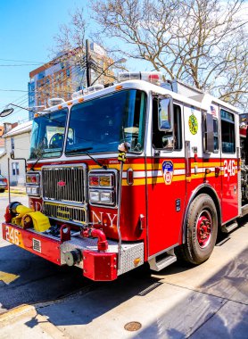 BrooKLYN, New York - 2 Mayıs 2015: Brooklyn, New York 'taki FDNY Motor Şirketi 246. FDNY dünyadaki en büyük itfaiye ve acil yardım şirketidir. 