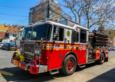 BrooKLYN, New York - 2 Mayıs 2015: Brooklyn, New York 'taki FDNY Motor Şirketi 246. FDNY dünyadaki en büyük itfaiye ve acil yardım şirketidir. 
