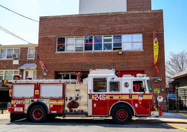 BrooKLYN, New York - 2 Mayıs 2015: Brooklyn, New York 'taki FDNY Motor Şirketi 246. FDNY dünyadaki en büyük itfaiye ve acil yardım şirketidir. 