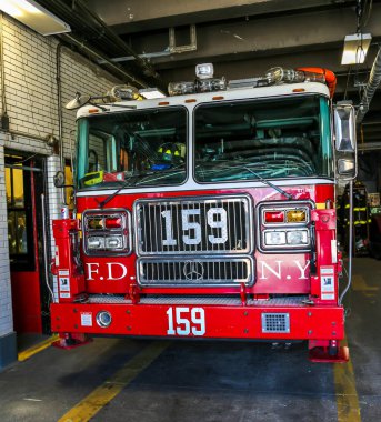 BrooKLYN, New York - 2 Mayıs 2015: Brooklyn, New York 'taki FDNY Merdiven Şirketi 159. FDNY dünyadaki en büyük itfaiye ve acil yardım şirketidir. 