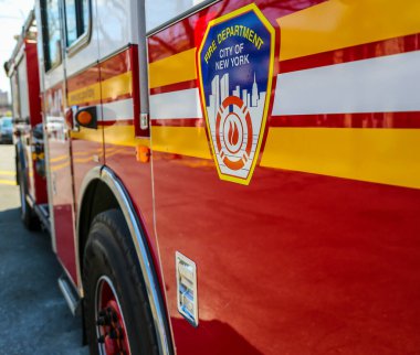 BrooKLYN, New York - 2 Mayıs 2015: Brooklyn, New York 'taki itfaiye aracı. FDNY dünyadaki en büyük itfaiye ve acil yardım şirketidir. 