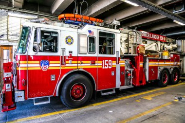 BrooKLYN, New York - 2 Mayıs 2015: Brooklyn, New York 'taki FDNY Merdiven Şirketi 159. FDNY dünyadaki en büyük itfaiye ve acil yardım şirketidir. 
