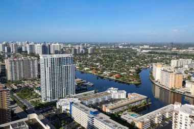 HALLANDALE BEACH, FLORIDA - 27 Mart 2019: Hallandale Sahili 'nin havadan görünüşü lüks apartmandan. Hallandale Beach, Florida 'da Broward County' de bir şehirdir.