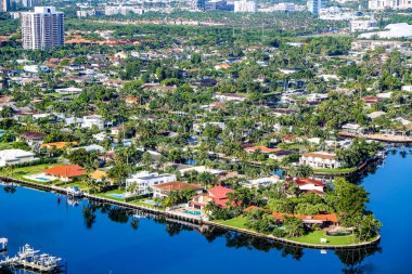 HALLANDALE BEACH, FLORIDA - 27 Mart 2019: Hallandale Sahili 'nin havadan görünüşü lüks apartmandan. Hallandale Beach, Florida 'da Broward County' de bir şehirdir.