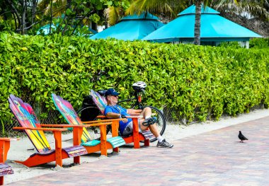 HOLYWOOD BEACH, FLORIDA 5 AĞUSTOS 2019 Margaritaville Hollywood Beach Resort. Plaj boyunca uzanan palmiye ağaçları ve tatil beldeleri Broward County 'de popüler bir turizm beldesi.