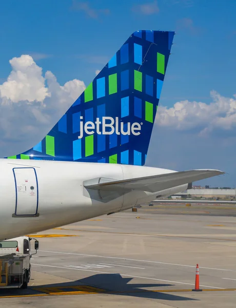 ニューヨーク 2019年8月3日 ニューヨークのジョンFケネディ国際空港でJetblue飛行機の尾翼 — ストック写真