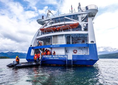 Tuckers Islets, Şili - 1 Şubat 2020: Turistler Tierra del Fuego seferinin fiyortları sırasında Tuckers Islets 'de 