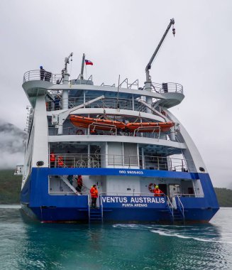 Tuckers Islets, Şili - 1 Şubat 2020: Turistler Tierra del Fuego seferinin fiyortları sırasında Tuckers Islets 'de 