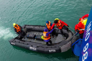 Tuckers Islets, Şili - 1 Şubat 2020: Turistler Tierra del Fuego seferinin fiyortları sırasında Tuckers Islets 'de 