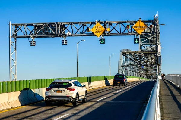 Brooklyn New York Marzo 2020 Automobili Che Attraversano Marine Parkway — Foto Stock