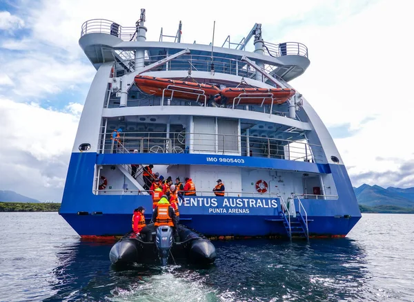 Tuckers Islets, Şili - 1 Şubat 2020: Turistler Tierra del Fuego seferinin fiyortları sırasında Tuckers Islets 'de 