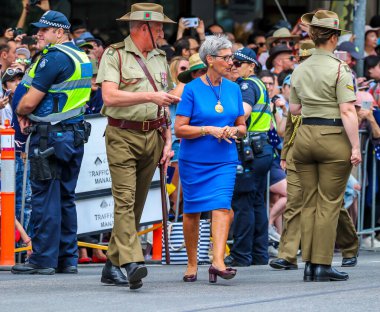 MELBOURNE, AUSTRALYA - 26 HAZİRAN 2019: Linda Dessau AC Melbourne 'da 2019 Avustralya Günü Geçit Töreni sırasında askeri muhafızları denetliyor.
