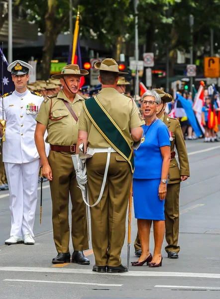 メルボルン オーストラリア 2019年1月26日 ビクトリア州知事 リンダ デッサウAcは メルボルンでの2019オーストラリアの日パレード中に軍事ガードを検査します — ストック写真