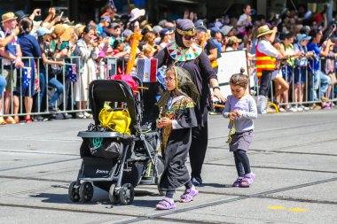 MELBOURNE, AUSTRALYA - 26 Ocak 2019: El-Emaan Kadın Örgütü üyeleri Melbourne 'da 2019 Avustralya Günü Yürüyüşü sırasında yürüyorlar