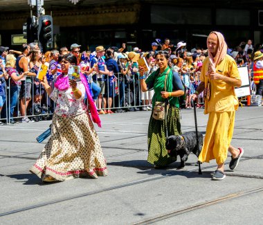 MELBOURNE, AUSTRALYA - 26 Ocak 2019: Hare Krishna Melbourne üyeleri Melbourne 'da 2019 Avustralya Günü Geçit Töreni sırasında yürüyorlar