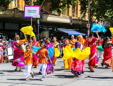 MELBOURNE, AUSTRALYA - 26 Ocak 2019: Hare Krishna Melbourne üyeleri Melbourne 'da 2019 Avustralya Günü Geçit Töreni sırasında yürüyorlar