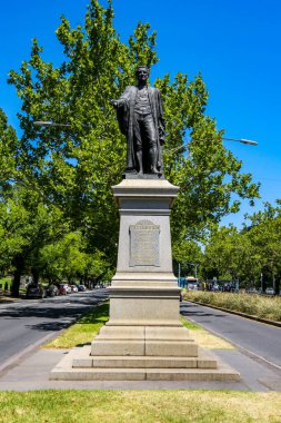 MELBOURNE, AUSTRALYA - 26 Ocak 2019: Melbourne 'da parkların korunmasında şampiyon olan ilk Melbourne kasabası katibi Edmund FitzGibbon anısına bir heykel