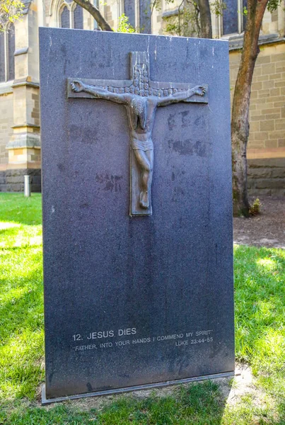 メルボルン オーストラリア 2019年1月26日 オーストラリアのメルボルンにある聖ポール大聖堂の前で 最後の晩餐から十字架までのイエスの旅の物語を伝えるブロンズ彫刻 — ストック写真