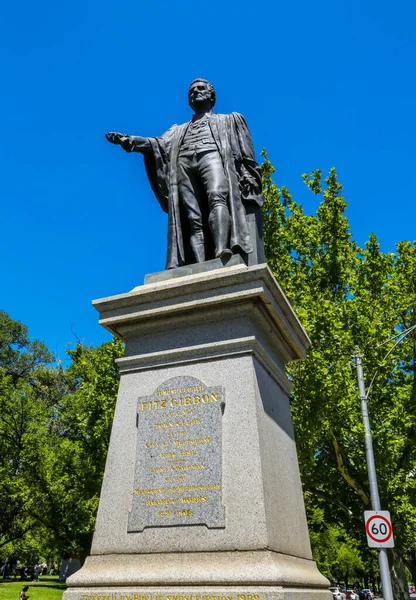 墨尔本 澳大利亚 2019年1月26日 一座雕像纪念1856年至1891年间首位墨尔本市民书记埃德蒙 菲茨基本 他是墨尔本公园保护的倡导者 — 图库照片