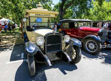 MELBOURNE, AUSTRALIA - 26 HAZİRAN 2019 Dodge Brothers 1926 Ambulansı, Kings Domain Gardens 'taki Victoria Avustralya Otomobil Kulübü Kraliyet Otomobil Gösterisi' nde sergileniyor.