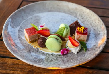 Şık çöl, gurme restoranında servis edilir.